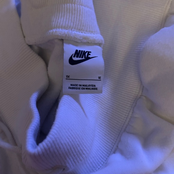 Nike Women's Plus Size Athletic Shorts - White 1X - Picture 4 of 4